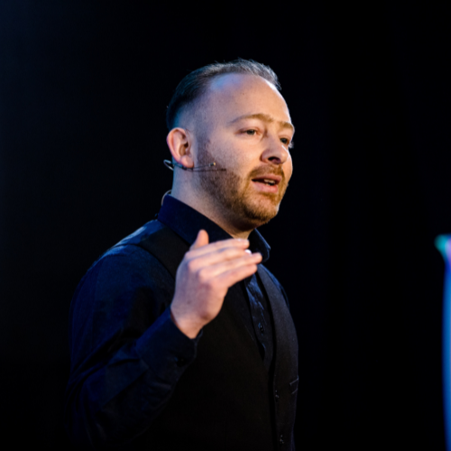 Chris Jon Graf - KI Strategie Partner und Strategic Advisor auf der Buehne